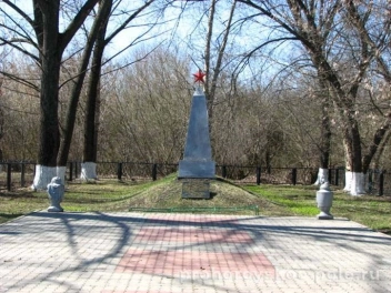 Фото мемориала братской могилы, расположенной в селе Щелоково Шаховского сельского поселения - фото 1